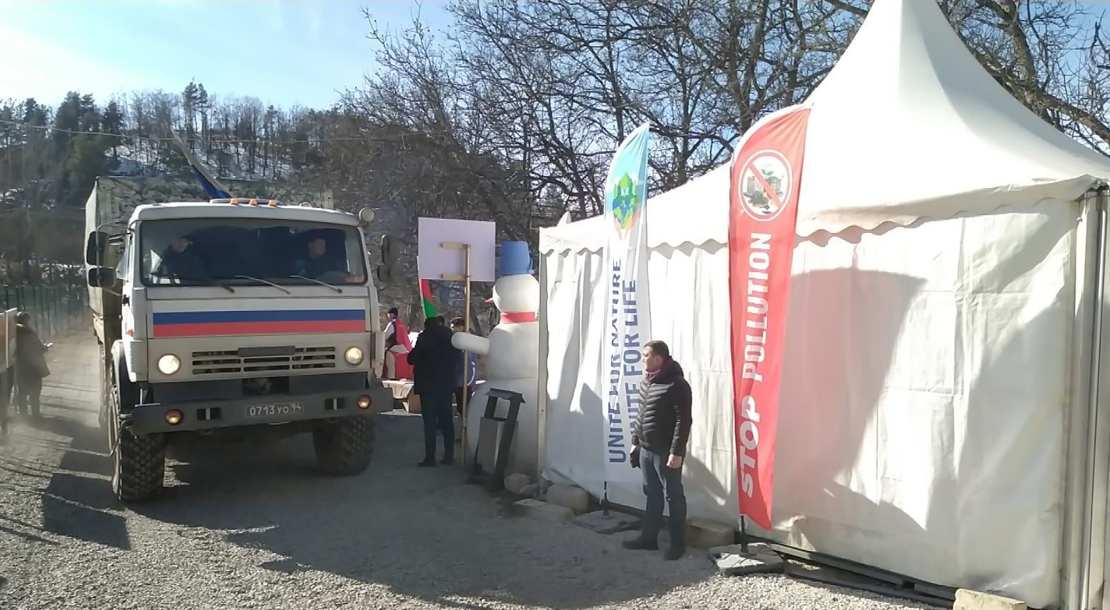 По Лачинской дороге беспрепятственно проехали еще 14 машин миротворцев