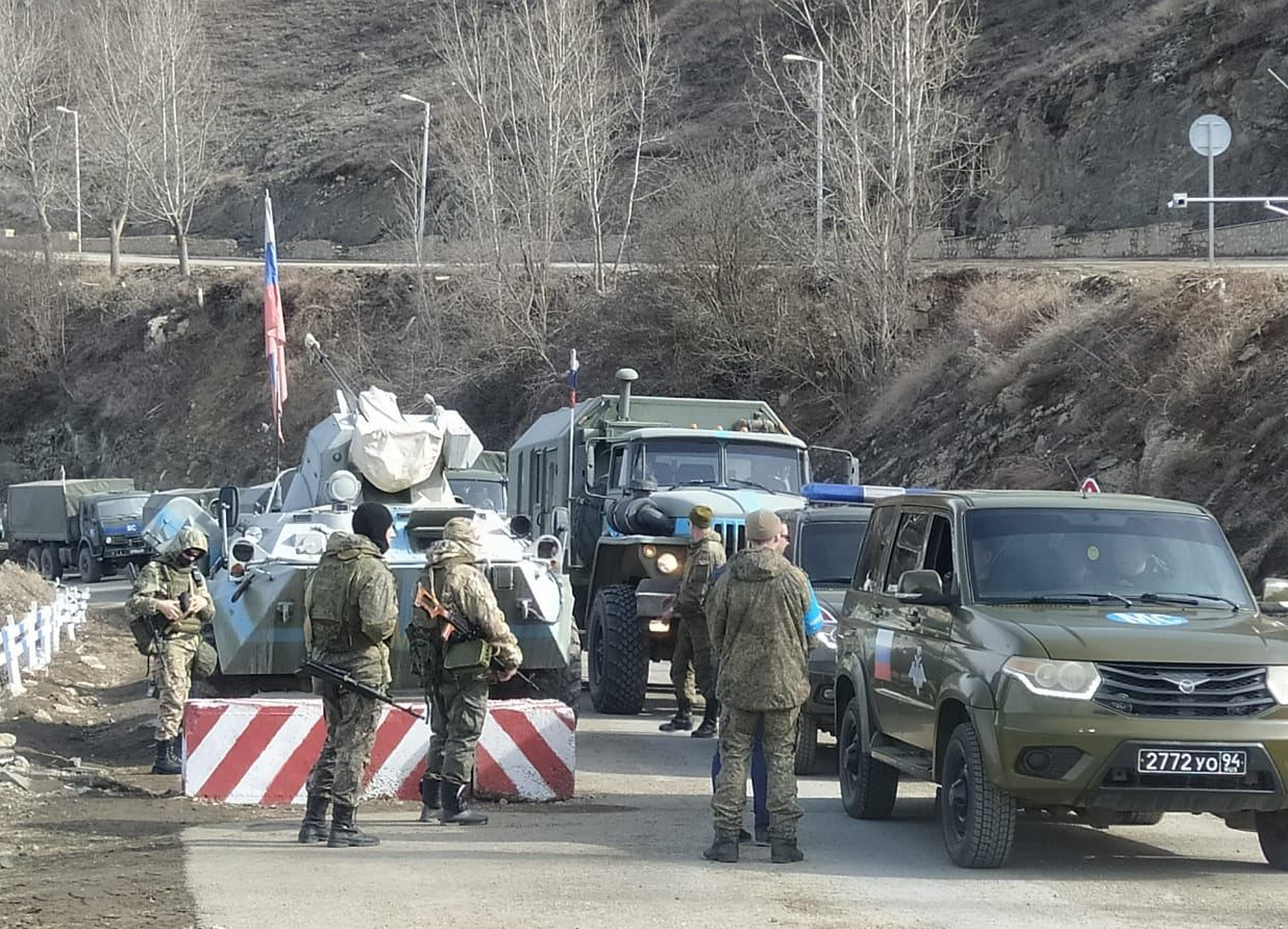 По Лачинской дороге беспрепятственно проследовала большая автоколонна  миротворцев