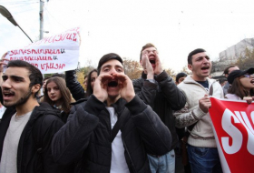Студенты продолжают акцию протеста против отмены отсрочки перед зданием парламента Армении