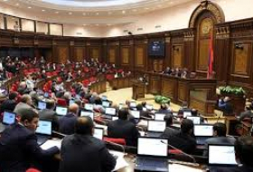 Парламент Армении рассматривает поправки к скандальному закону