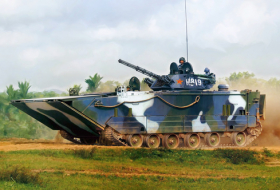 Китайские военные представили «самый быстрый» плавающий танк (ВИДЕО)
