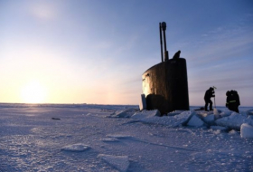 CNN показало, как подлодка ВМС США пробивает лед в Арктике