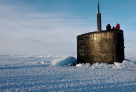 Американская субмарина ломает льды Арктики (ВИДЕО)