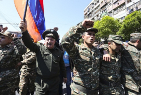 Паника в армянской армии: дезертиры стягиваются под крыло Пашиняна 