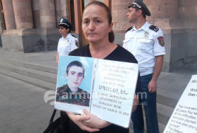 В Армении задушили и повесили солдата - солдатская мать протестует