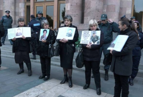 Протест солдатской матери Саркисяну: «Вы в армии не служили!» (ВИДЕО)