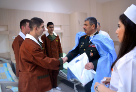 Закир Гасанов вручил подарки военнослужащим - ФОТО