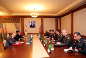 Министр обороны Азербайджана награжден медалью «Верховный офицер»
