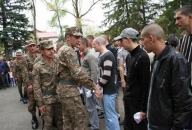 Из пустого в порожнее: недобор в армянской армии «вылечат» зомбированием школьников 