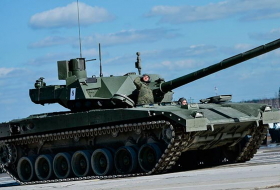 Российский вице-премьер посетовал на дороговизну танков «Армата»