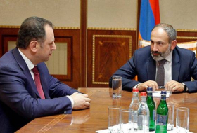 Пашинян отказался «сразиться» на дебатах с экс-министром обороны