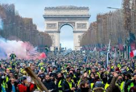 Протестующие во Франции хотят привести к власти военных