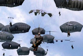 Десантники США во время учений уронили с самолета парашют на промзону в Японии