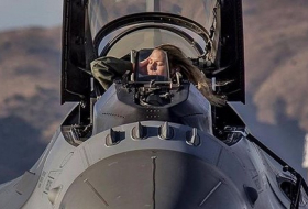 Девушка-пилот впервые возглавила демонстрационную эскадрилью ВВС США на одноместном истребителе
 
 