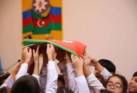 Азербайджанским школьникам прививают любовь к государственному флагу (ФОТО)