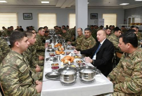 Президент Азербайджана ознакомился с условиями в недавно построенной воинской части (ФОТО, ВИДЕО)