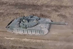 Появилось фото танка Т-80 с необычной защитой
 