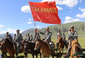 Эффектная учебная атака китайских кавалеристов попала видео