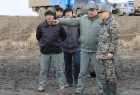 Министр обороны Казахстана посетил место крушения армейского вертолета