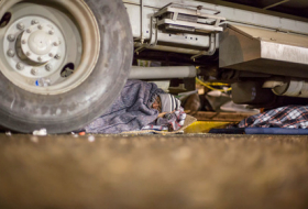 Мигранты спрятались в грузовике и попали на военную базу США  