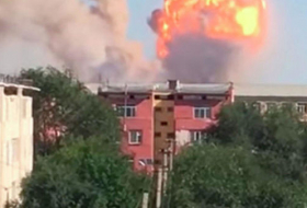 Пожар в воинской части в Казахстане не могут начать тушить из-за взрывов