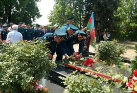 Азербайджанские пограничники почтили память Национального героя
