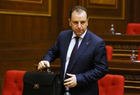 Экс-министр обороны Армении уехал в США