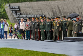 Министр обороны Азербайджана посетил мемориальные комплексы «Курган Славы» и «Хатынь» - ФОТО