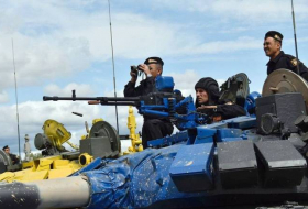 Члены танкового экипажа Азербайджана проверили техническое состояние боевых машин