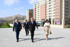 Президент Ильхам Алиев принял участие в открытии жилого комплекса для вынужденных переселенцев (ОБНОВЛЕНО)