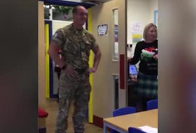 В Великобритании трогательная встреча солдата с сыном после долгой разлуки попала на видео