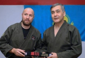 Министру обороны Казахстана вручили черный пояс по рукопашному бою