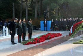 Руководящий состав Минобороны Азербайджана почтил память Общенационального Лидера (ФОТО)