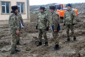 Министр обороны Азербайджана осмотрел военные объекты, на которых завершаются строительные работы