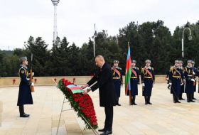 Президент Азербайджана посетил Аллею шехидов (ФОТО)
