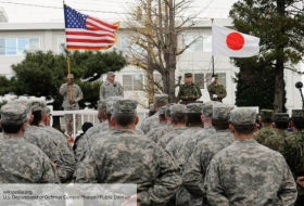 Министр обороны Японии прыгнул с парашютом во время совместных учений с США