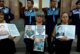 Родители погибших в небоевых условиях армянских солдат вновь проводят акцию протеста - ВИДЕО