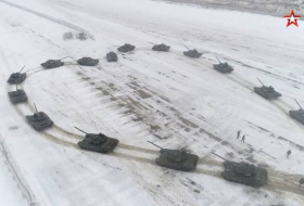Российский танкист сделал предложение девушке с помощью сердца из танков (ВИДЕО)