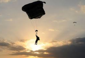 В Британии первая женщина-офицер прошла испытание в элитном парашютном полку