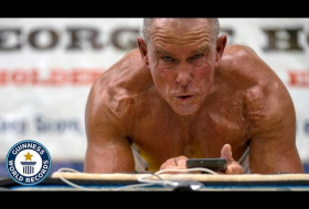 62-летний американский морпех простоял в планке больше восьми часов и побил рекорд мира