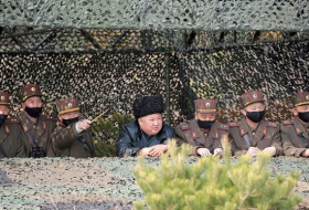 Ким Чен Ын окружил себя военными в масках (ФОТО)