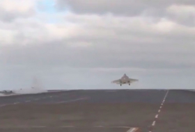 F-35 чуть не упал в воду после взлета с авианосца: видео