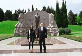Президент Ильхам Алиев и первая леди Мехрибан Алиева посетили могилу общенационального лидера