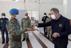 Глава Минобороны Турции поздравил военных в Сирии и Ираке