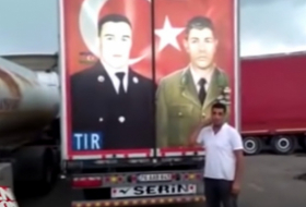 Грузинский пограничник попытался сорвать портреты героев Азербайджана и Турции 