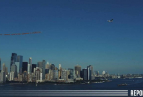 В Нью-Йорке в небо поднялся самолет с транспарантами о Карабахе
