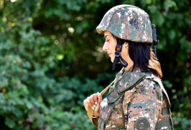 Анна Акопян занялась мобилизацией армянских «амазонок»: для войны с Азербайджаном или утех военных?