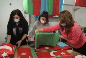 Инициатива села Курдмаши: наш трехцветный флаг шьют каждый день и бесплатно раздают жителям - ФОТО