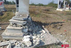Выпущенные армянами артиллерийские и ракетные снаряды разрушили сельские кладбища в Агдаме и Тертере - ФОТО