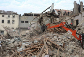 В Гяндже разбирают развалины многоквартирного здания, разрушенного в результате обстрела со стороны ВС Армении - ФОТО